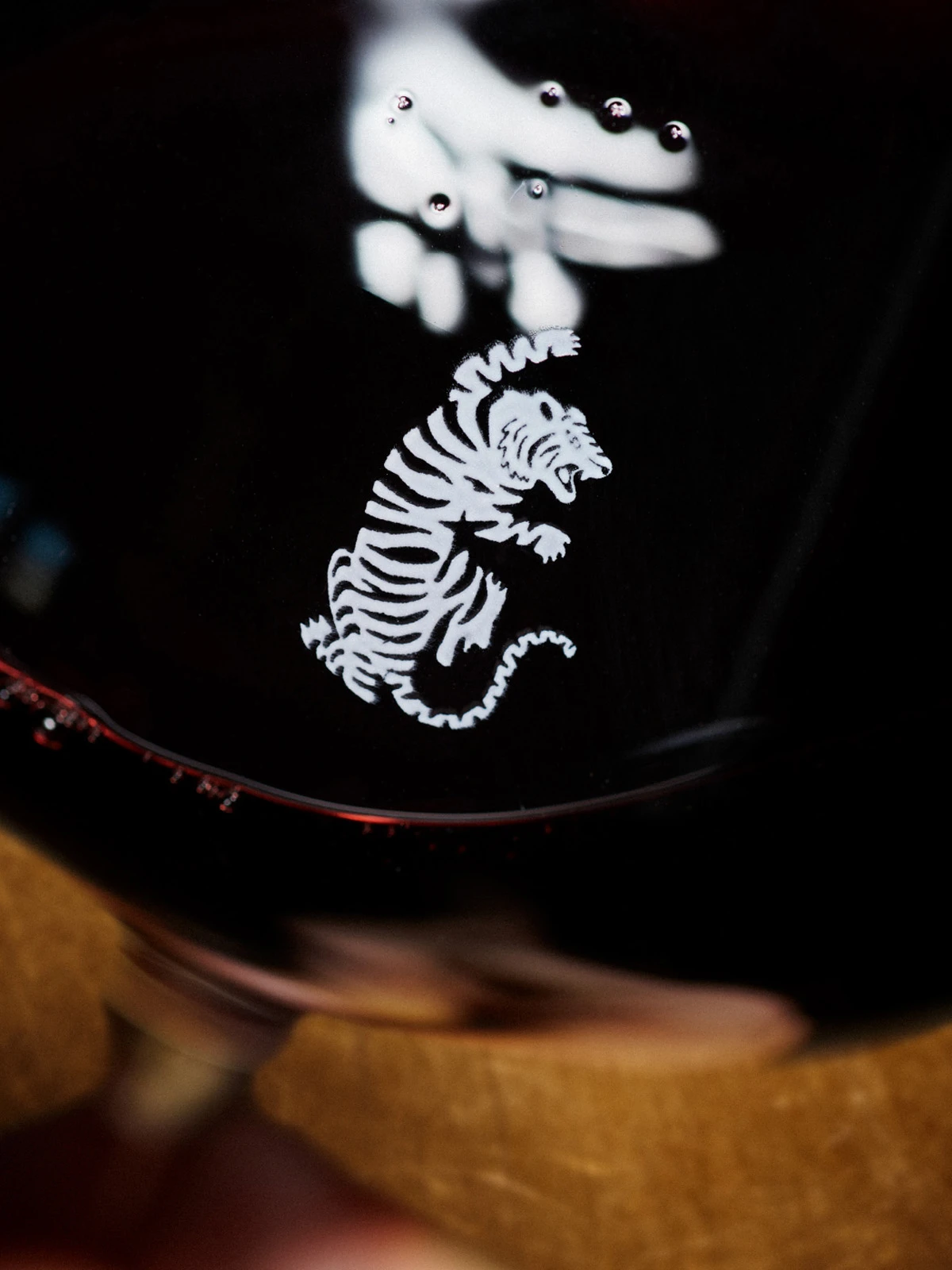 Glass printed with a white tiger