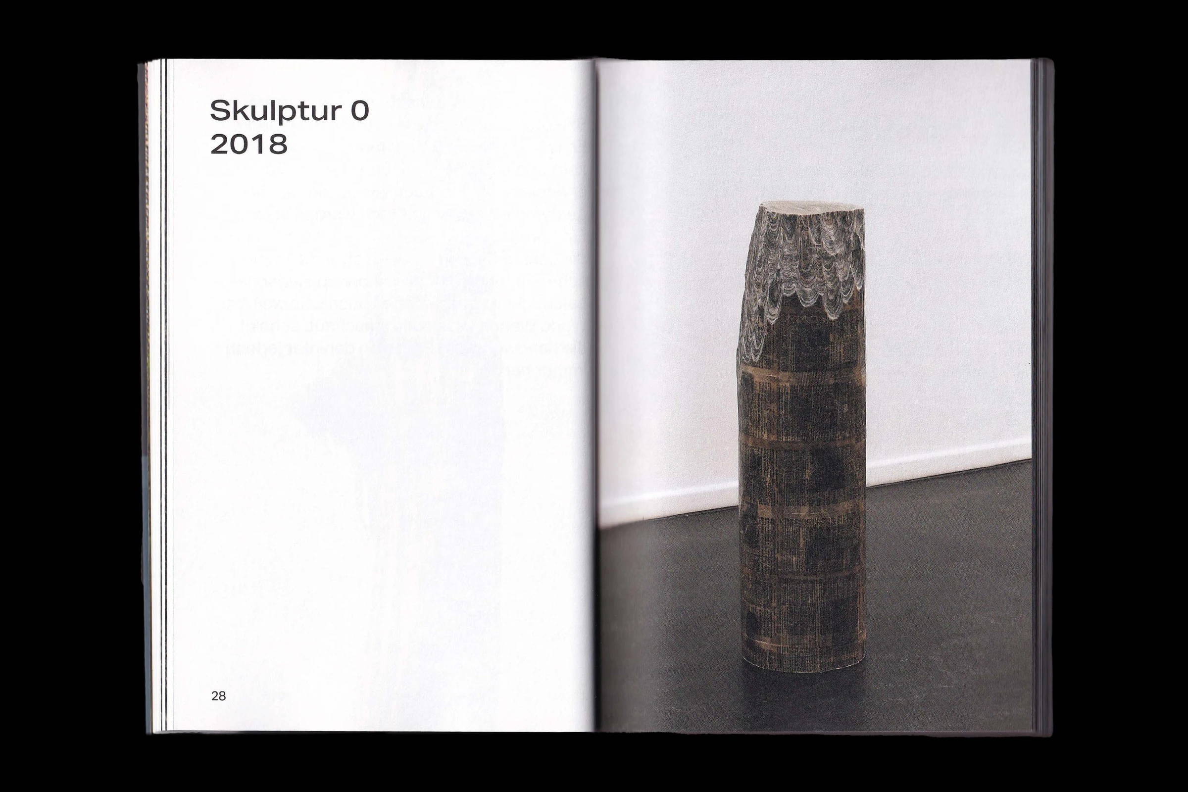Spread with Skulptur 0, a tree trunk standing in a white gallery